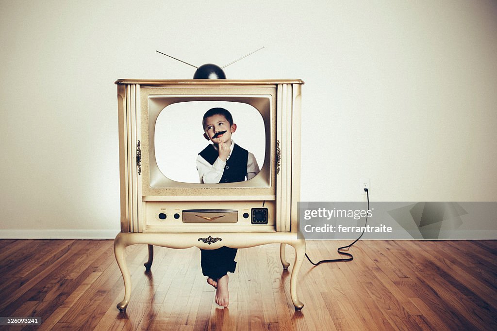 Kinder Kind spielt Anchorman in alten Fernseher