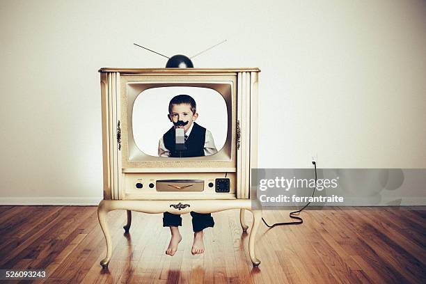 bébé enfant jouant dans le présentateur vedette de télévision - présentateur de journal photos et images de collection