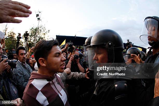 Passive military service, family and opponents of the government of Ecuadorian President Rafael Correa, in protest outside the headquarters of...