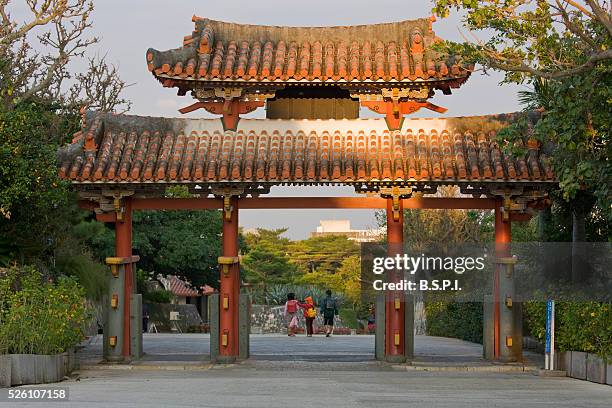 shuri castle's shurei-mon gate in naha on japan's okinawa island - shuri castle stock pictures, royalty-free photos & images