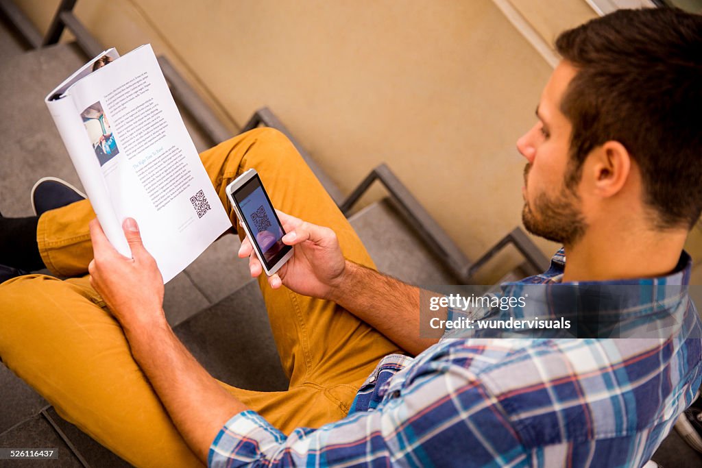 Mann Scannen QR-Code mit Smartphone