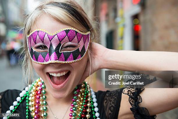 diversión foto de una mujer joven en mardi gras de nueva orleans, louisiana - mardi gras fotografías e imágenes de stock