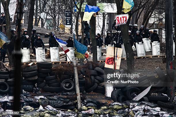 Police cordon on Hrushevsko street facing the tires barricade