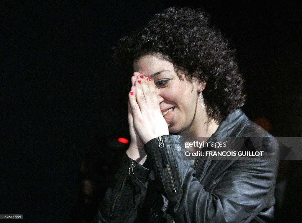 L'actrice espagnole Monica Cervera recoi