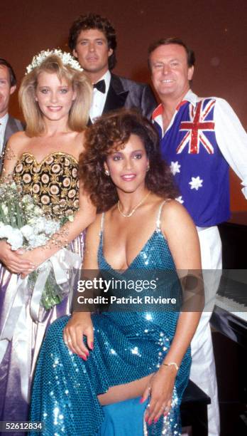 American beauty pageant Pamela Gidley winner of the Most Beautiful girl in the World poses with singers American David Hasselhoff and Australian...