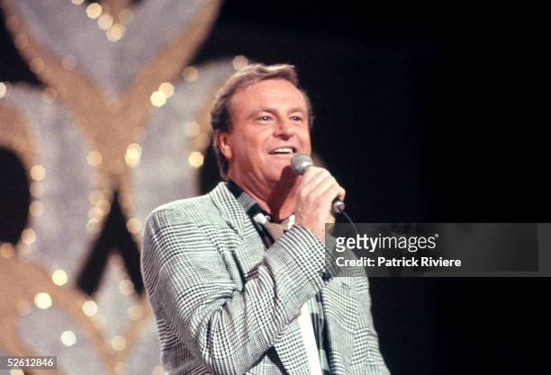 Australian singer Peter Allen sings at the State Sport Centre in Homebush March 12, 1985 in Sydney, Australia.