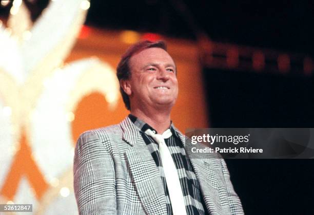 Australian singer Peter Allen makes a speech at the State Sport Centre in Homebush March 12, 1985 in Sydney, Australia.