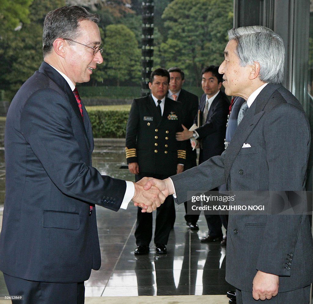 Colombian President Alvaro Uribe (L) is