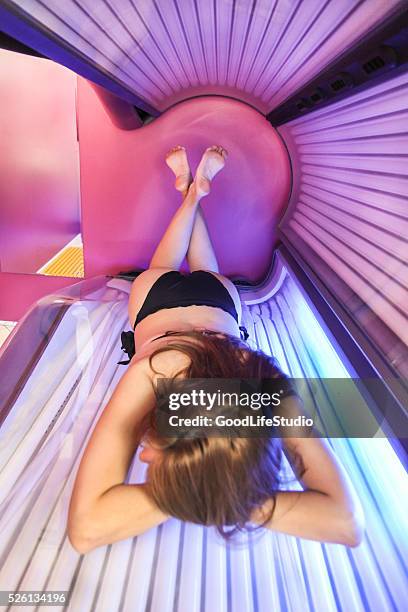 woman in solarium - zonnebank stockfoto's en -beelden