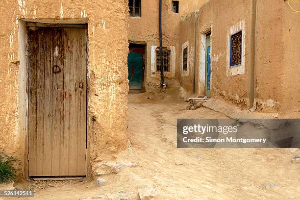 traditional homes in midelt morocco - midelt photos et images de collection