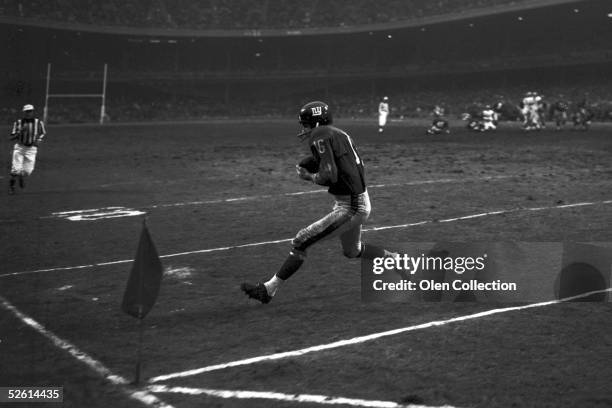 Runningback Frank Gifford, of the New York Giants, scores a touchdown for the Giants during a game on December 9, 1962 against the Cleveland Browns...