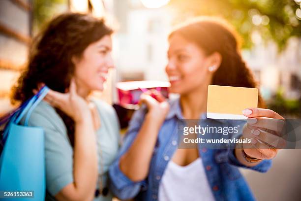 besten freunde aus shopping mit kreditkarte - id cards stock-fotos und bilder