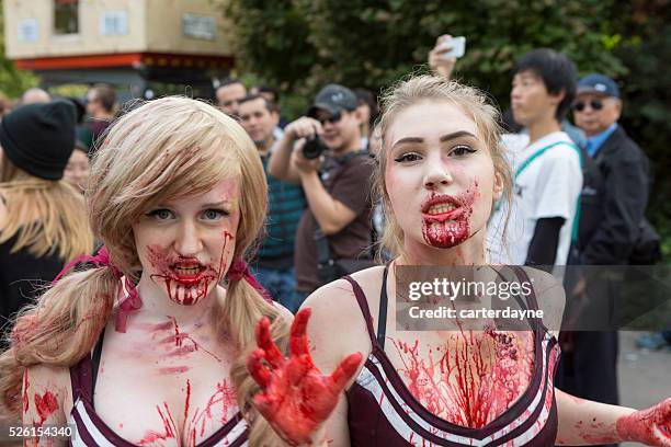 " zombie walk, vancouver, bc kanada-parade mit ein paar zombies september 2015" - zombie walk stock-fotos und bilder