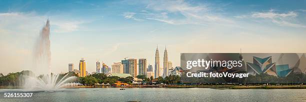 petronas towers in kuala lumpur, ein wahrzeichen der stadt wolkenkratzer fountain sonnenuntergang, malaysia - petronas towers stock-fotos und bilder