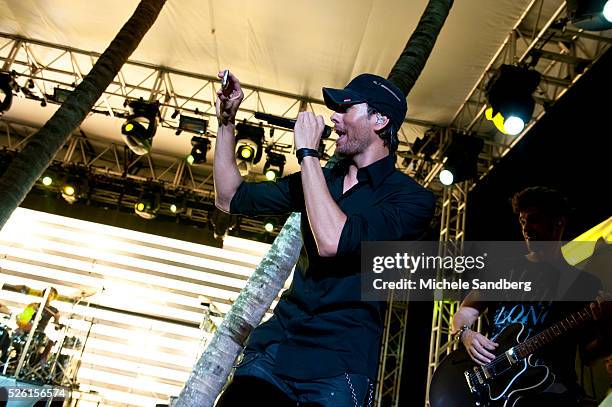 November 10, 2012 ENRIQUE IGLESIAS Performs At Buoniconti Fund To Cure Paralysis.