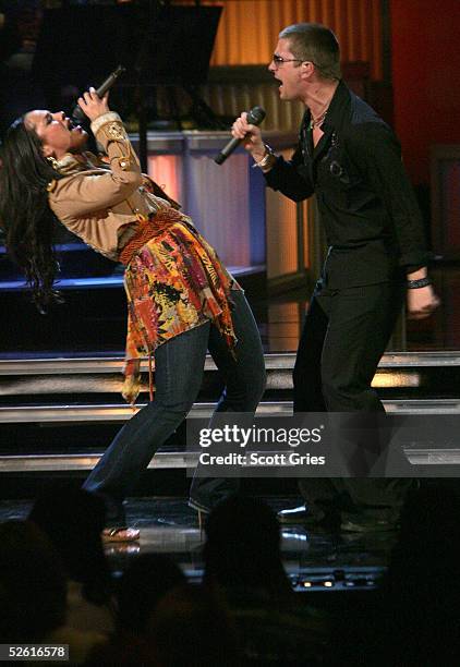 Singers Alicia Keys and Rob Thomas perform at "Save The Music: A Concert To Benefit The VH1 Save The Music Foundation" at the Beacon Theater April...