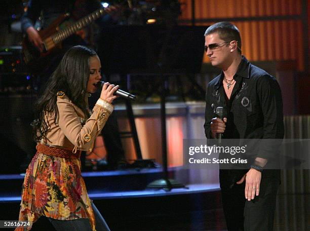 Singers Alicia Keys and Rob Thomas perform at "Save The Music: A Concert To Benefit The VH1 Save The Music Foundation" at the Beacon Theater April...