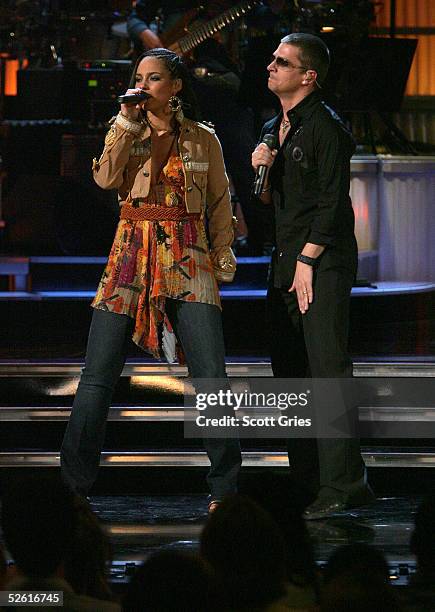 Singers Alicia Keys and Rob Thomas perform at "Save The Music: A Concert To Benefit The VH1 Save The Music Foundation" at the Beacon Theater April...