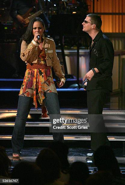 Singers Alicia Keys and Rob Thomas perform at "Save The Music: A Concert To Benefit The VH1 Save The Music Foundation" at the Beacon Theater April...