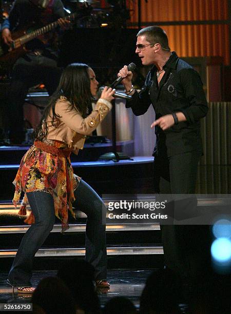 Singers Alicia Keys and Rob Thomas perform at "Save The Music: A Concert To Benefit The VH1 Save The Music Foundation" at the Beacon Theater April...