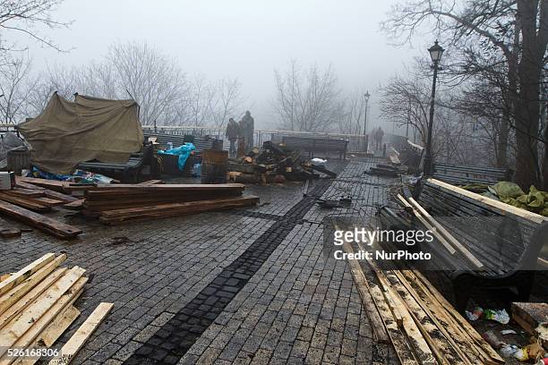People repair benches and the famous "Bridge of lovers". Protesters in Kiev began to repair on their own central part of Kiev, in which there were...