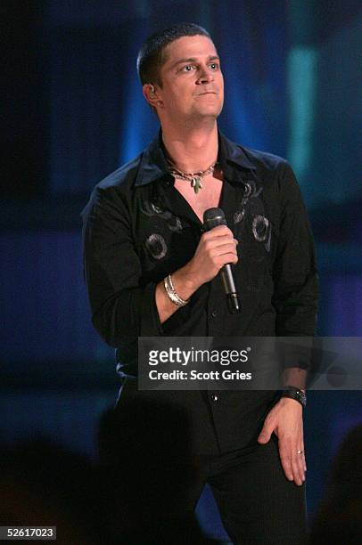Singer Rob Thomas performs at "Save The Music: A Concert To Benefit The VH1 Save The Music Foundation" at the Beacon Theater April 11, 2005 in New...