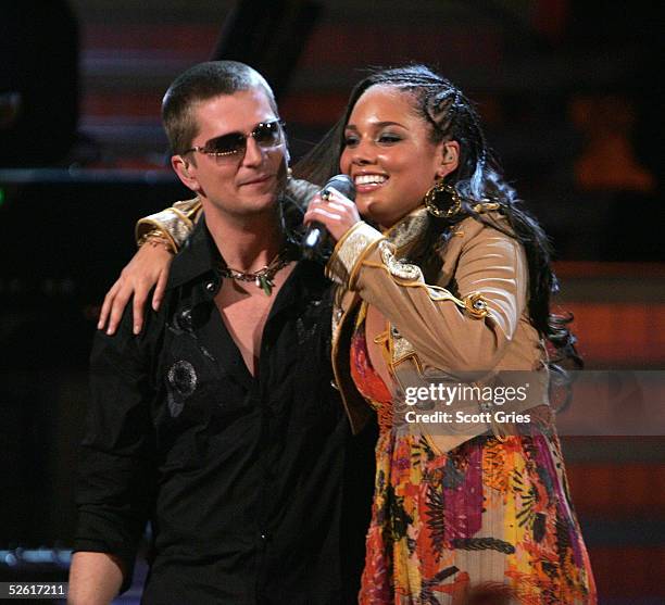 Singers Rob Thomas and Alicia Keys perform at "Save The Music: A Concert To Benefit The VH1 Save The Music Foundation" at the Beacon Theater April...