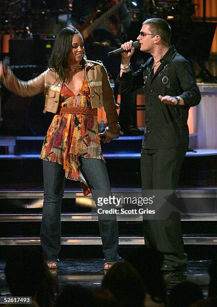 Singers Alicia Keys and Rob Thomas perform at "Save The Music: A Concert To Benefit The VH1 Save The Music Foundation" at the Beacon Theater April...