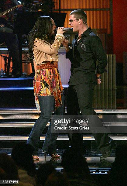 Singers Alicia Keys and Rob Thomas perform at "Save The Music: A Concert To Benefit The VH1 Save The Music Foundation" at the Beacon Theater April...