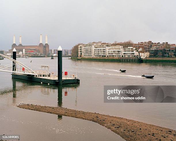 view across river thames - battersea - fotografias e filmes do acervo