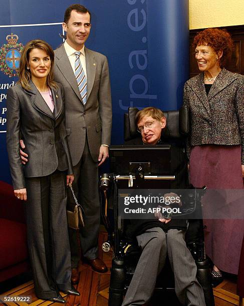 Spain's Prince Felipe and his wife Letizia Ortiz pose with British scientist Stephem Hawking and his wife Elaine in Oviedo, 12 April 2005. AFP PHOTO/...