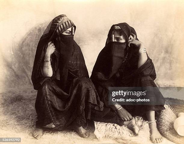Portrait of two seated women . Ca. 1880.