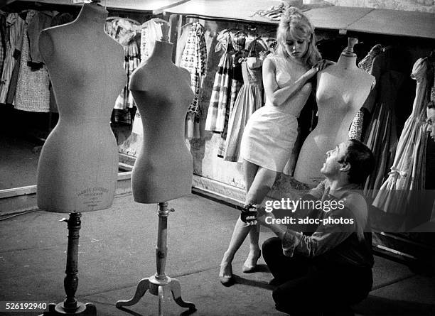 Brigitte Bardot during a fitting to the dress designer Jacques Esterel. In 1958.