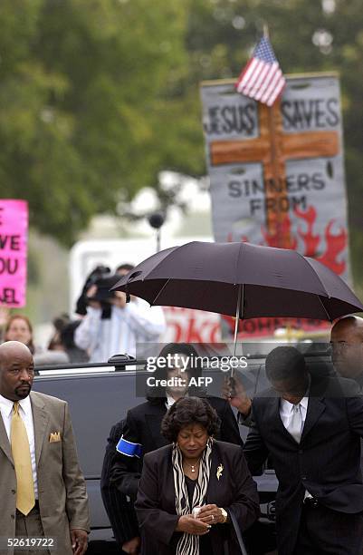 Pop star Michael Jackson arrives with brother Jackie Jackson and his mother Katherine Jackson at the Santa Barbara County courthouse 12 April, 2005...