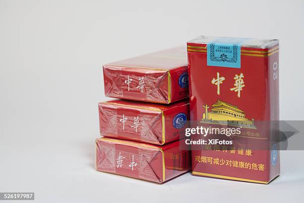 chinese cigarette packs with health warning label - cigarette pack stockfoto's en -beelden