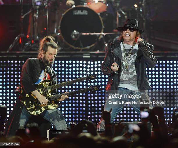 150 Guns N Roses Perform At O2 Arena In London Stock Photos, High-Res ...