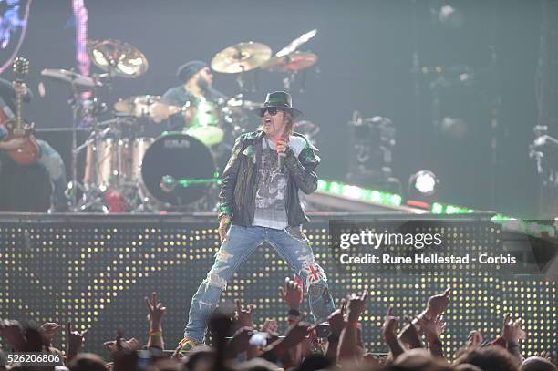 162 Guns N Roses Perform At O2 Arena In London Stock Photos, High-Res ...