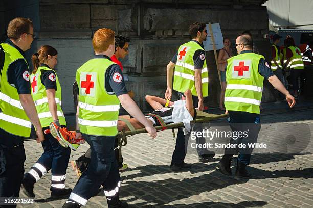 Brussels 20 kilometers running. People of the Red Cross Belgium take away a runner fainted because of the heat