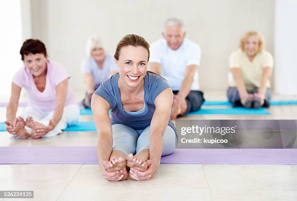 mi alumno's wellness es mi pasión - tocar los dedos de los pies fotografías e imágenes de stock