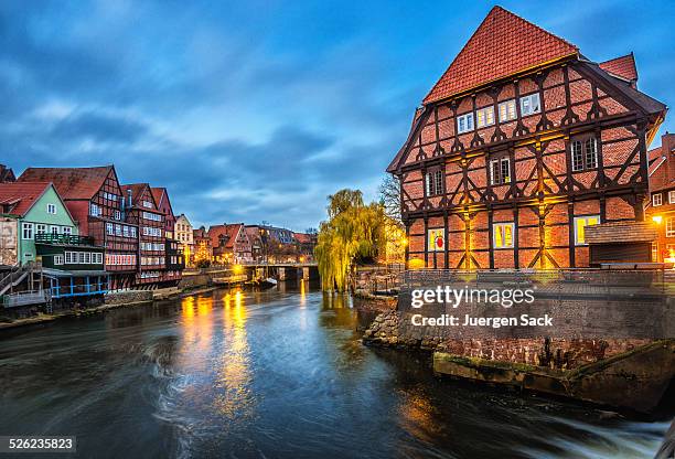 lüneburg alter hafen-lüneburg old harbour und fischmarkt - fachwerk stock-fotos und bilder