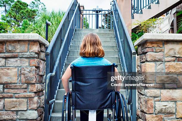 behinderte frau im rollstuhl am ende der treppe - child in wheelchair stock-fotos und bilder