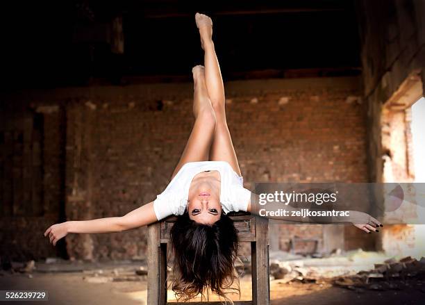 joven bailarín - hacer el pino fotografías e imágenes de stock