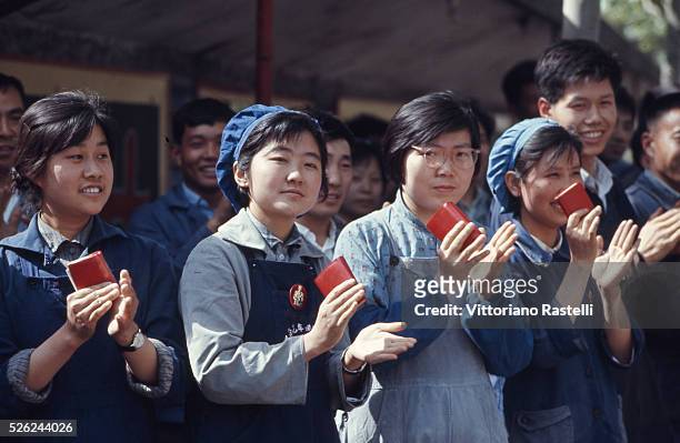 Shanghai, Cina - Factory workers hold Mao Zedong's Red Book in Shanghai, May 24 1971