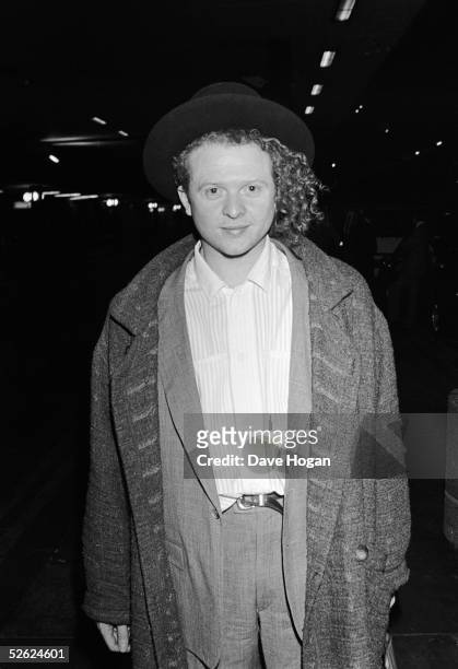 Singer Mick Hucknall of pop group Simply Red at Heathrow Airport, 9th February 1987.