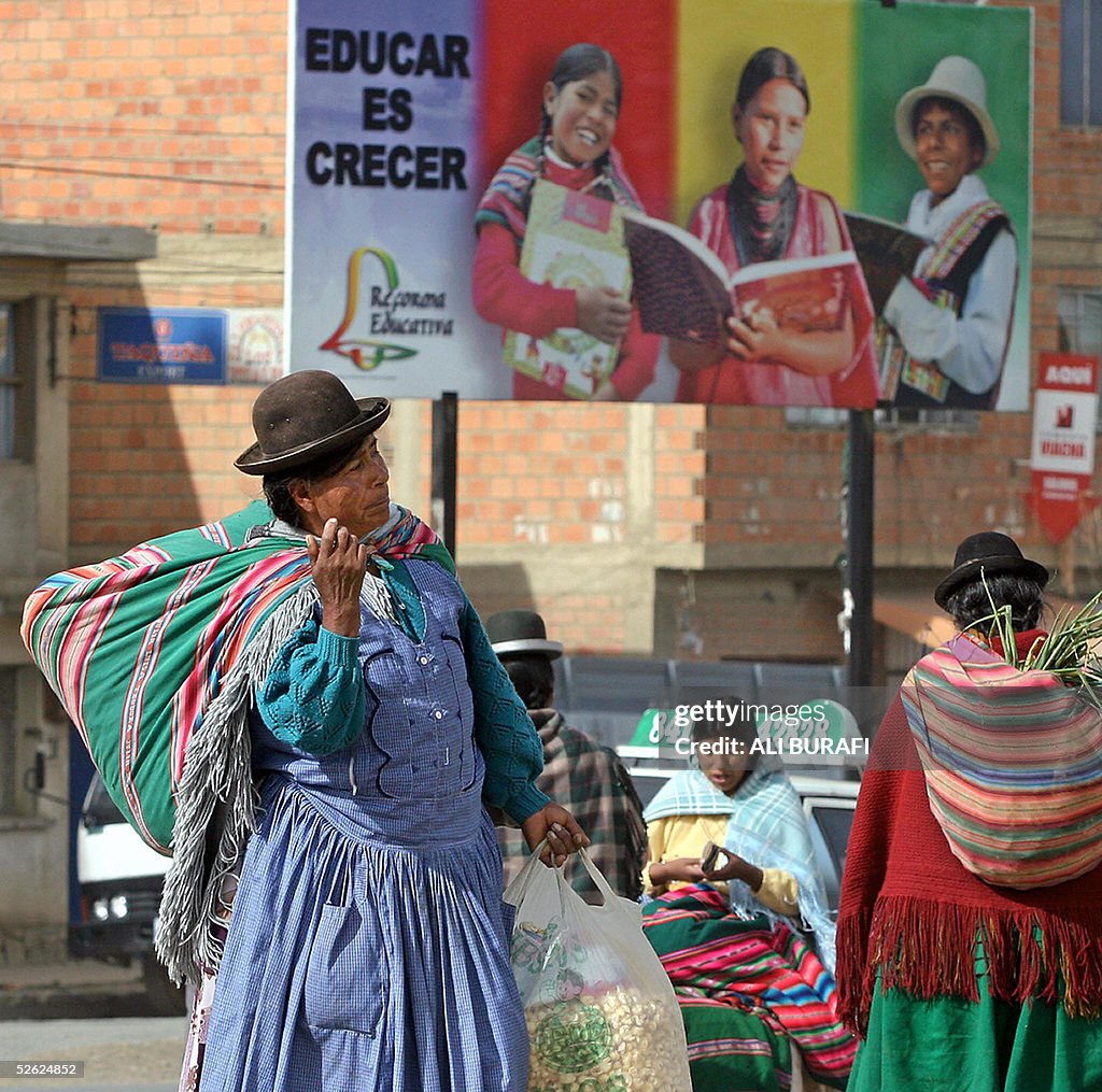 A woman selling "pasan calla" (por corn)