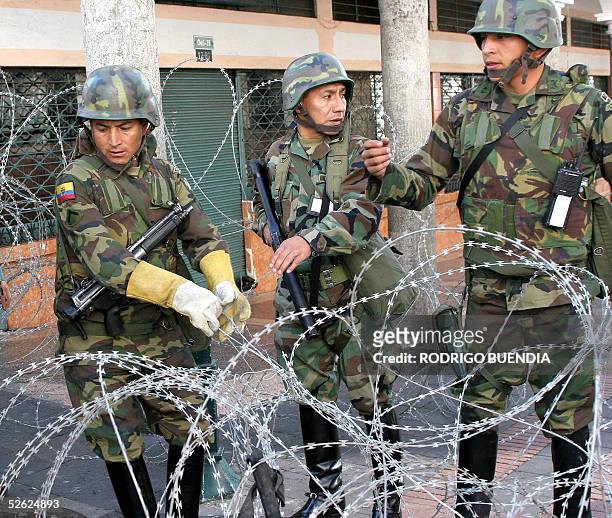 Militares ecuatorianos colocan alambres de puas para impedir el acceso al Palacio de Carondelet, sede del Gobierno, en Quito, el 13 de abril de 2005....