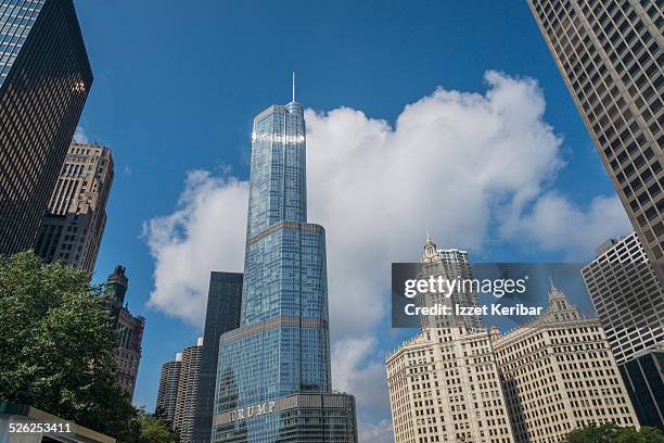 skyscrapers from chicago river, illinois - trump tower stock pictures, royalty-free photos & images