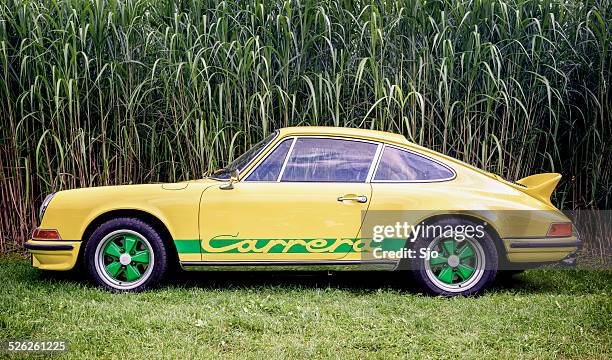 porsche 911 carrera rs classic sports car side view - porsche stockfoto's en -beelden