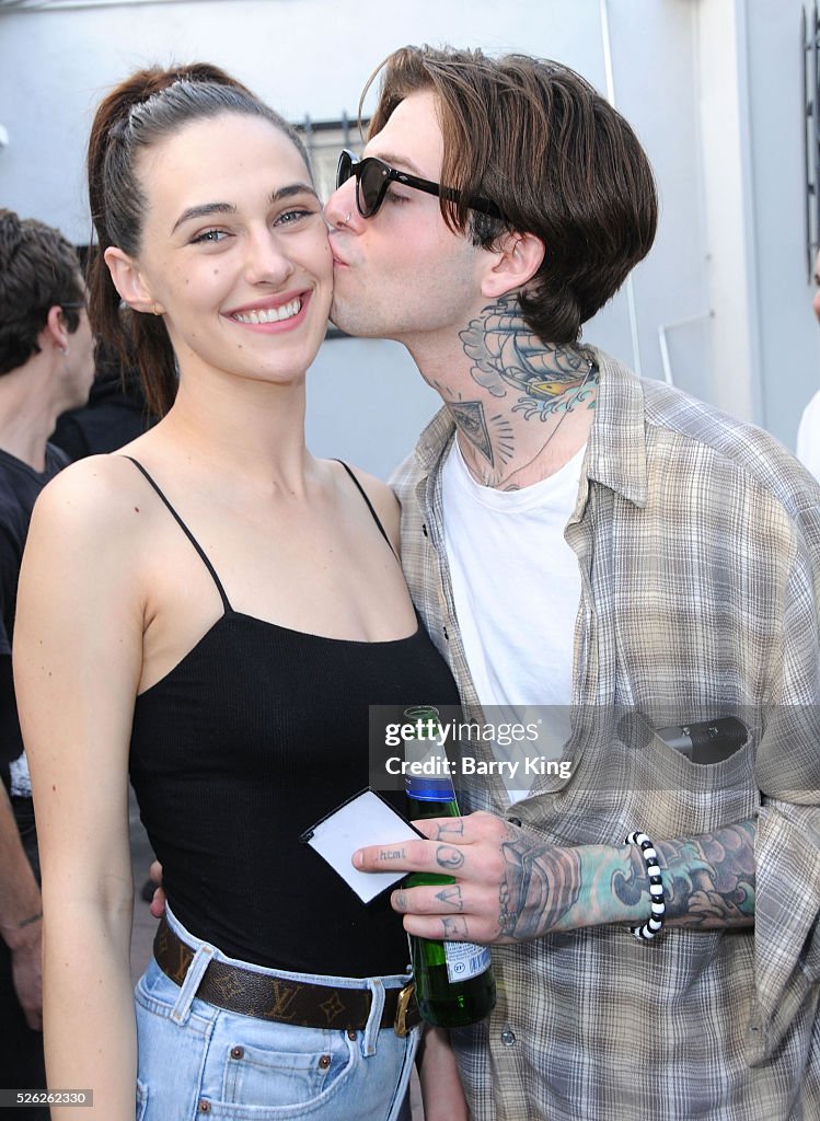 Musician/singer Jesse Rutherford and DEvon Lee Carlson attend book... Photo  d'actualité - Getty Images