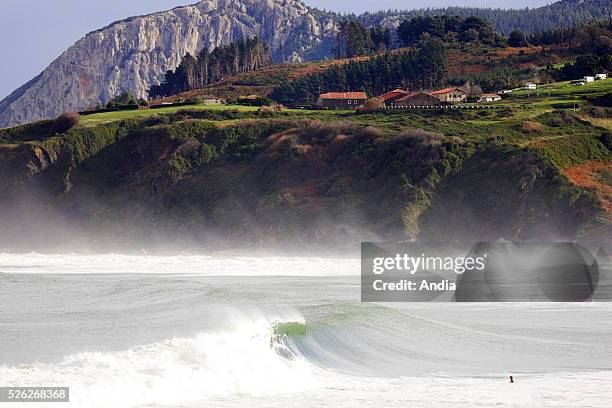 Mundaka : Spot for surfing. Wave; waves; beach; mountains; cliff; wind.